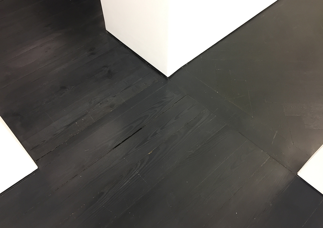 Die expressive Kreuzform taucht immer wieder auf: hier durch den Farbkontrast zwischen Wand und Boden.