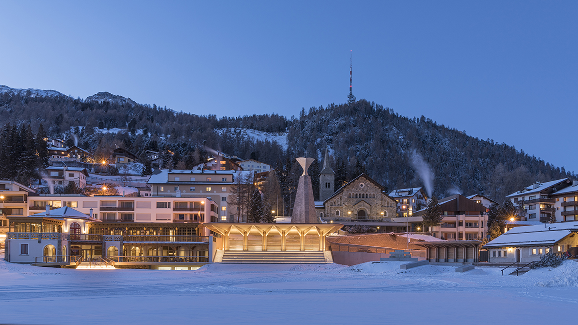 Der Kulm Country Club und die neuen Tribünen stehen dicht nebeneinander. Sie bilden einen formalen Kontrast zum Bestand, haben jedoch ähnliche Proportionen und die gleiche Materialisierung.