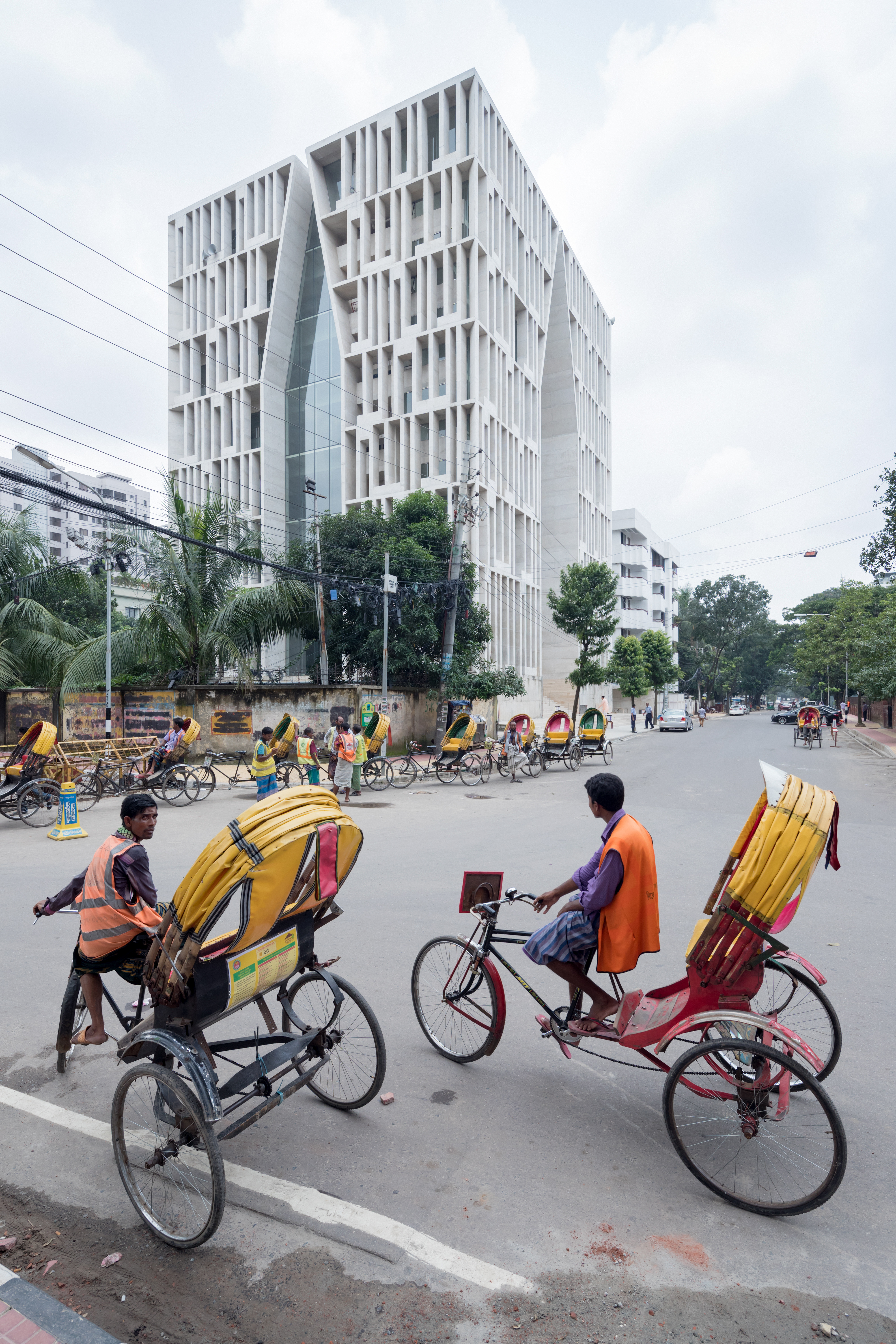 Gulshan Society Mosque. Gulshan, Dhaka. (Architect: URBANA / Kashef Mahboob Chowdhury)