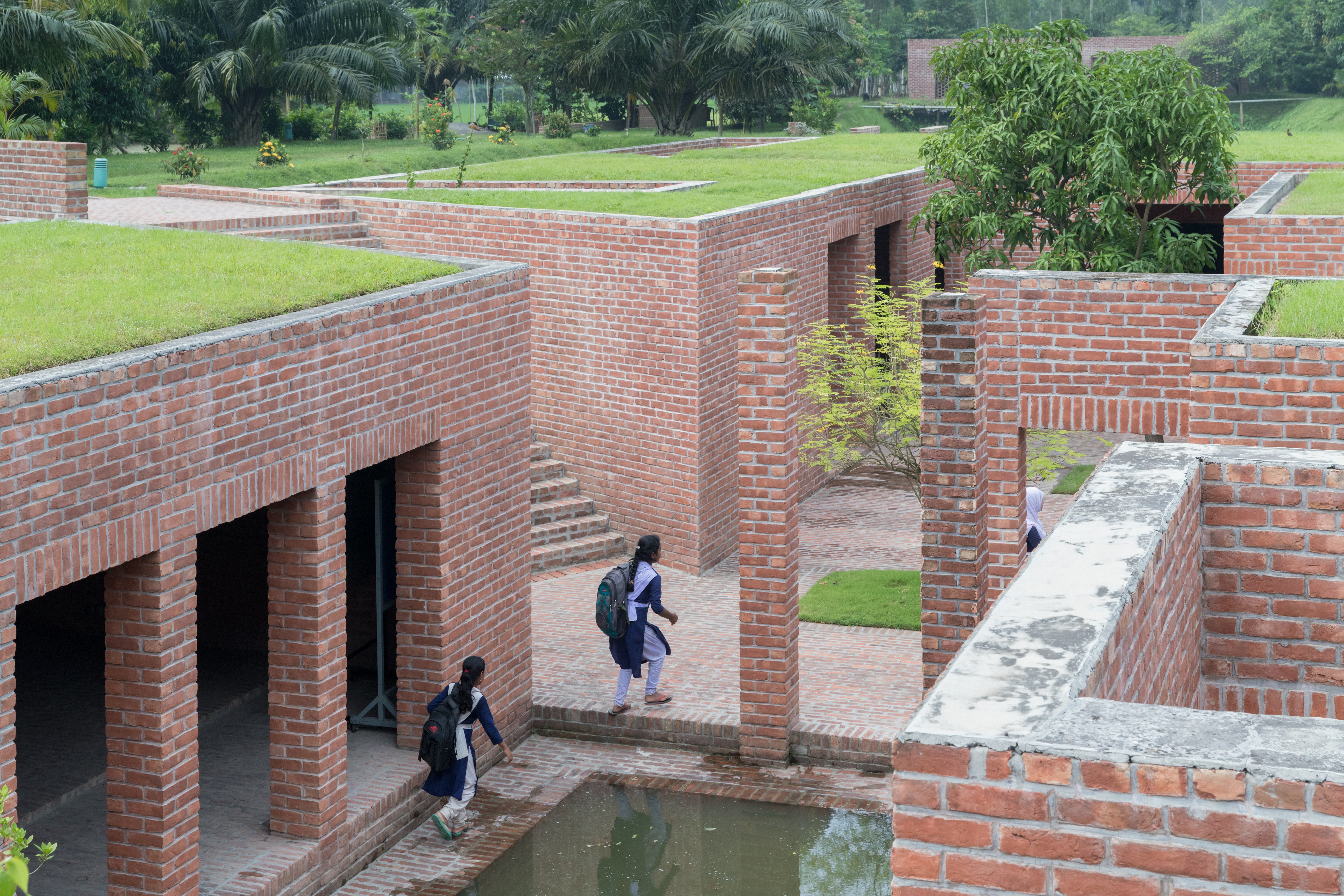 Friendship Centre. Gaibhanda. (Architect: URBANA / Kashef Mahboob Chowdhury)