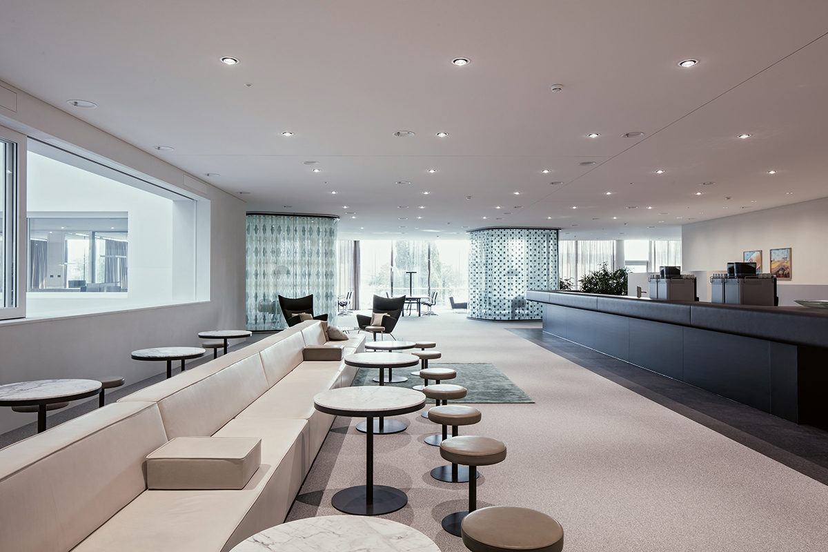 In den Bürogeschossen wurden offene Arbeitslandschaften mit unterschiedlichen räumlichen Arrangements geschaffen. ­Rückzugsmöglichkeiten bieten pro Geschoss je elf «Think Tanks», Glaskabinen mit eigens entworfenen Vorhängen. Es herrscht eine «clean desk policy», der Arbeitsplatz muss beim Verlassen – auch tagsüber – aufgeräumt werden.