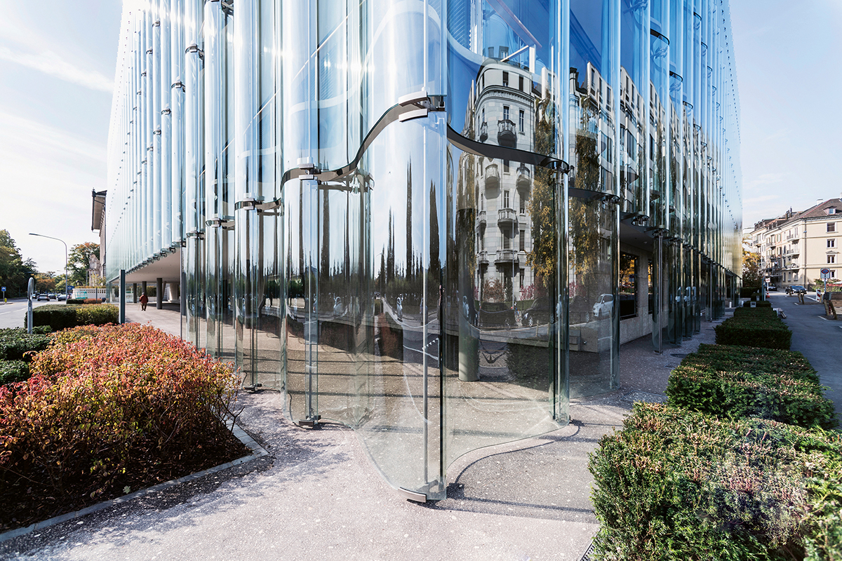 Die Glaswellen der Fassade bestehen aus zwei je 10 mm dicken Floatgläsern, die mit einer PVB-Folie zu einem Verbundsicherheitsglas laminiert sind.