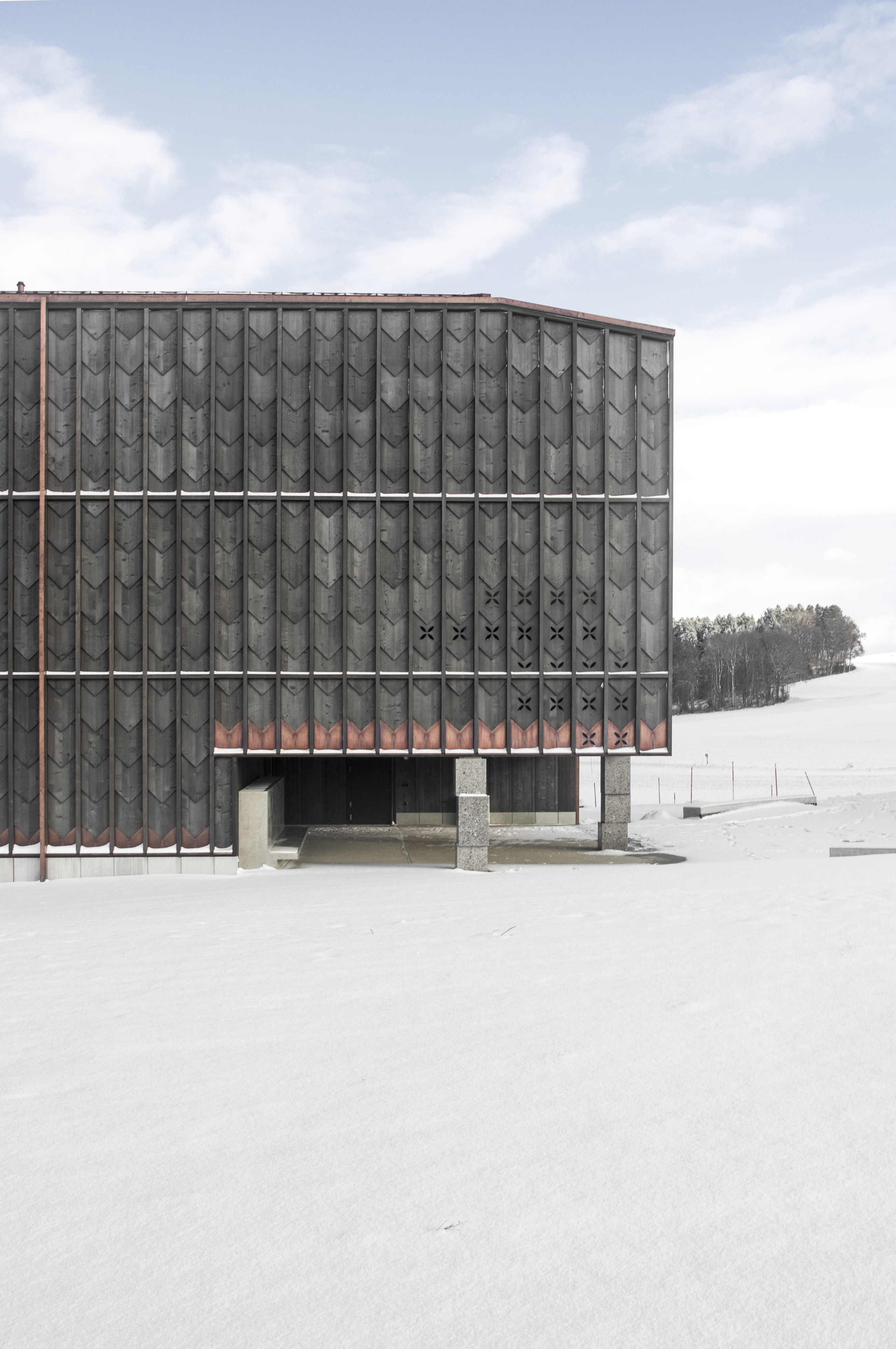 Vue de la façade ouest et du préau couvert