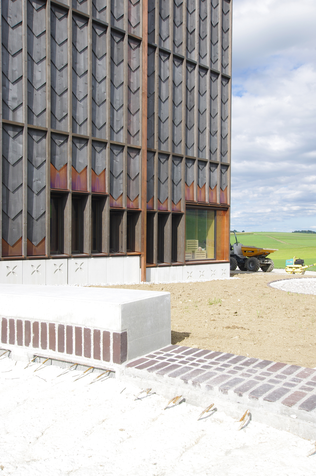 Espace d'entrée et ouvertures sur salle de classe enfantine au rez-de-chaussée
