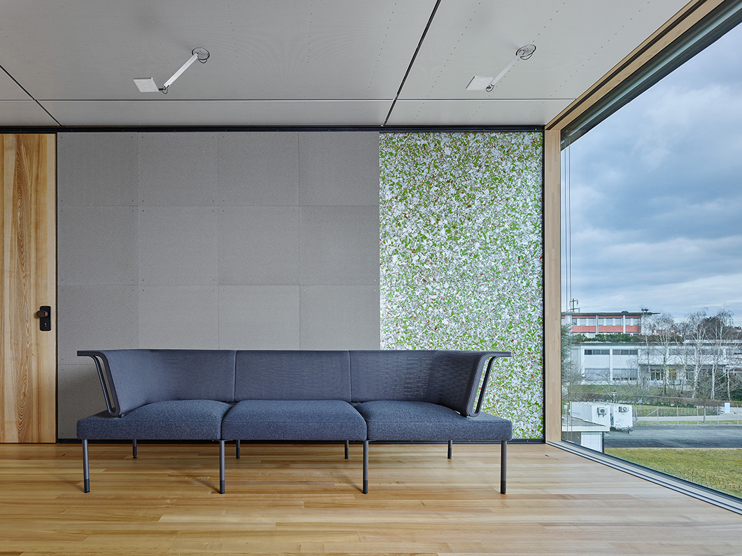 Ansicht der Wand aus wiederverwerteten, technischen Materialien (u.a. Altkarton)