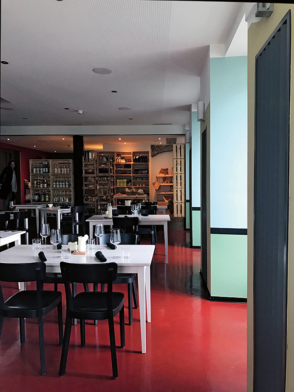 Von der Idee, alles in Weiss zu gestalten, zeugen nur noch die Tische im Restaurant.