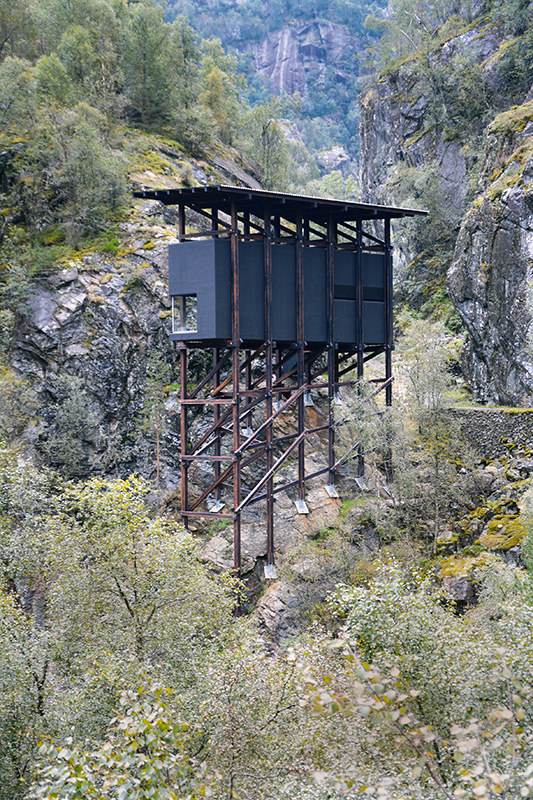 Die Holzkonstruktion der Grubengalerie ist über stählerne Kreuze und Platten direkt mit dem Fels verbunden.