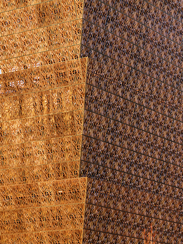 Perforierte Aluminiumpaneele prägen das Fassadenbild. Sie ändern ihre Farbe je nach Lichteinfall.