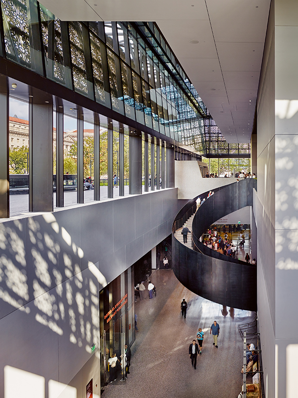 Die Treppe führt nach oben in die Kultur- und nach unten in die Geschichtsausstellung.