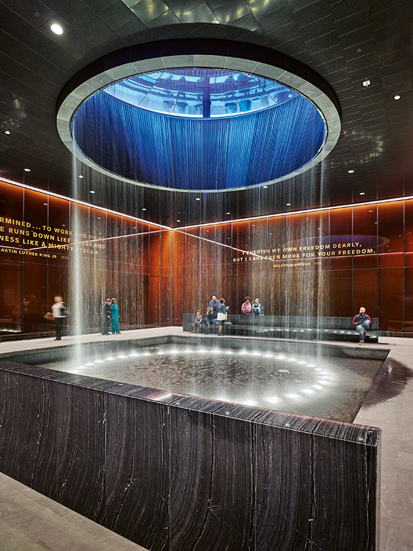 Am Ende der Ausstellung lädt der Reflektionsraum zur Kontemplation ein.