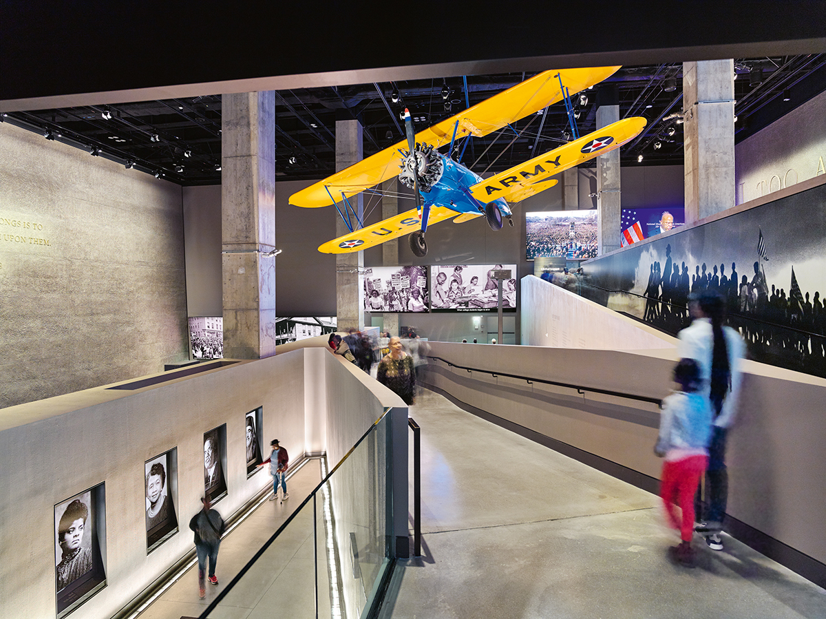 Eine Rampe erschliesst die chronologische Geschichtserzählung.