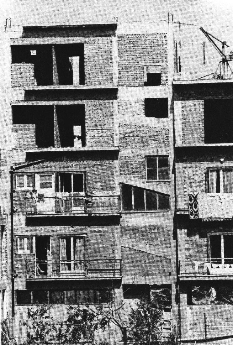 Immeuble construit sans autorisation dans la banlieue d’Athènes. Dimitris Philippidis, Neoelliniki architektoniki, 1830-1980 (Contemporary Greek architecture, 1830-1980), Athens, Melissa, 1984, p. 383.