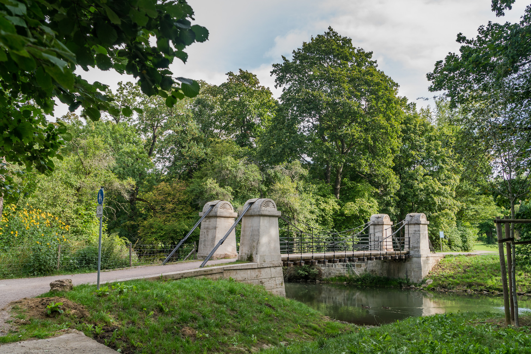 Die 1833 errichtete Kettenbrücke führt im südlichen Teil des Parks an der Ilm, einem Teil des UNESCO-Weltkulturerbes «Klassisches Weimar», über die Ilm.