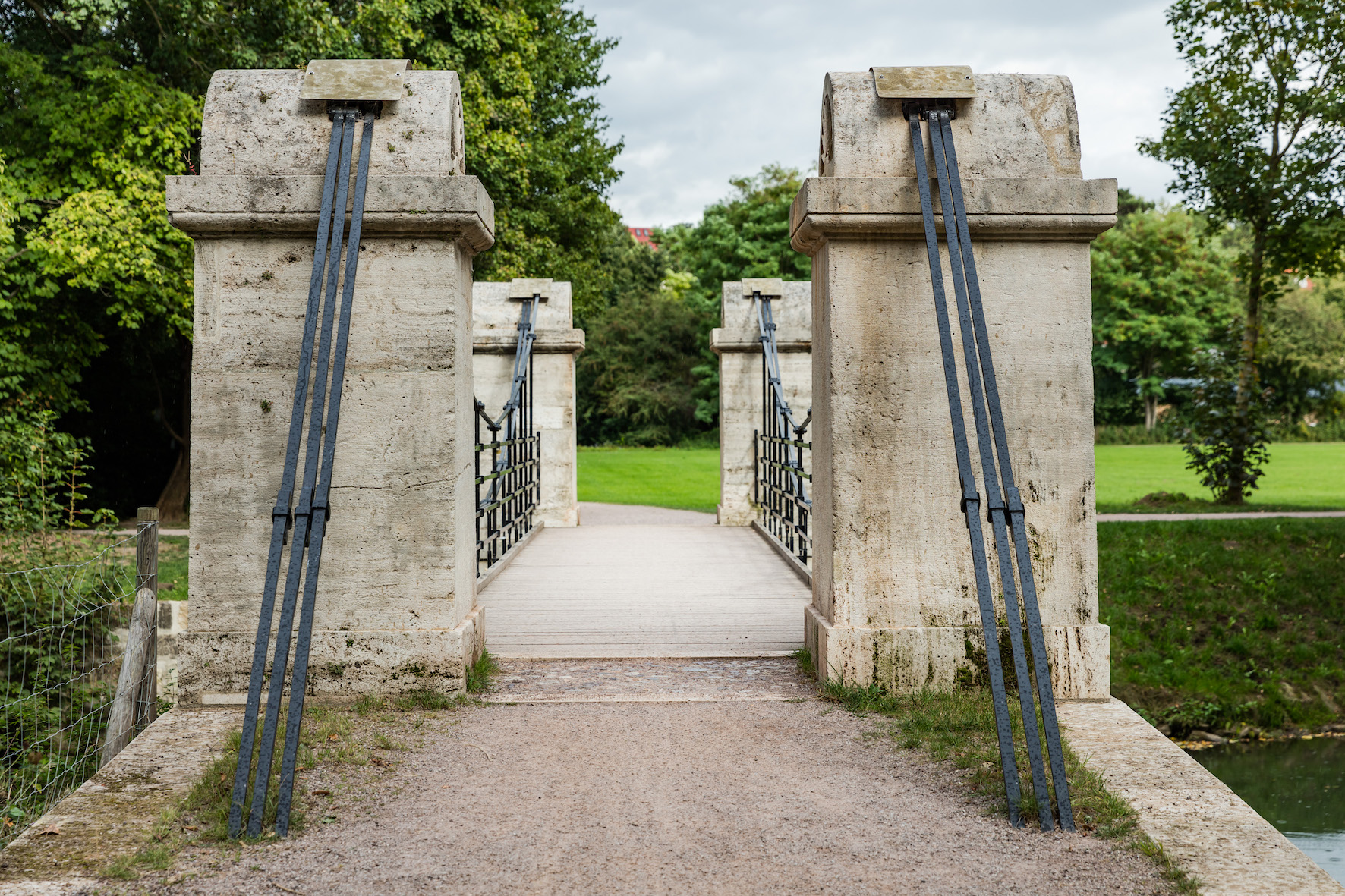 Das bestechendste Merkmal der Brücke ist ihr Tragwerk: die jeweils drei Tragketten aus geschmiedeten, etwa 2 m langen Puddelstahl-Augenstäben werden über Sandstein-Pylone geführt und im Baugrund verankert.