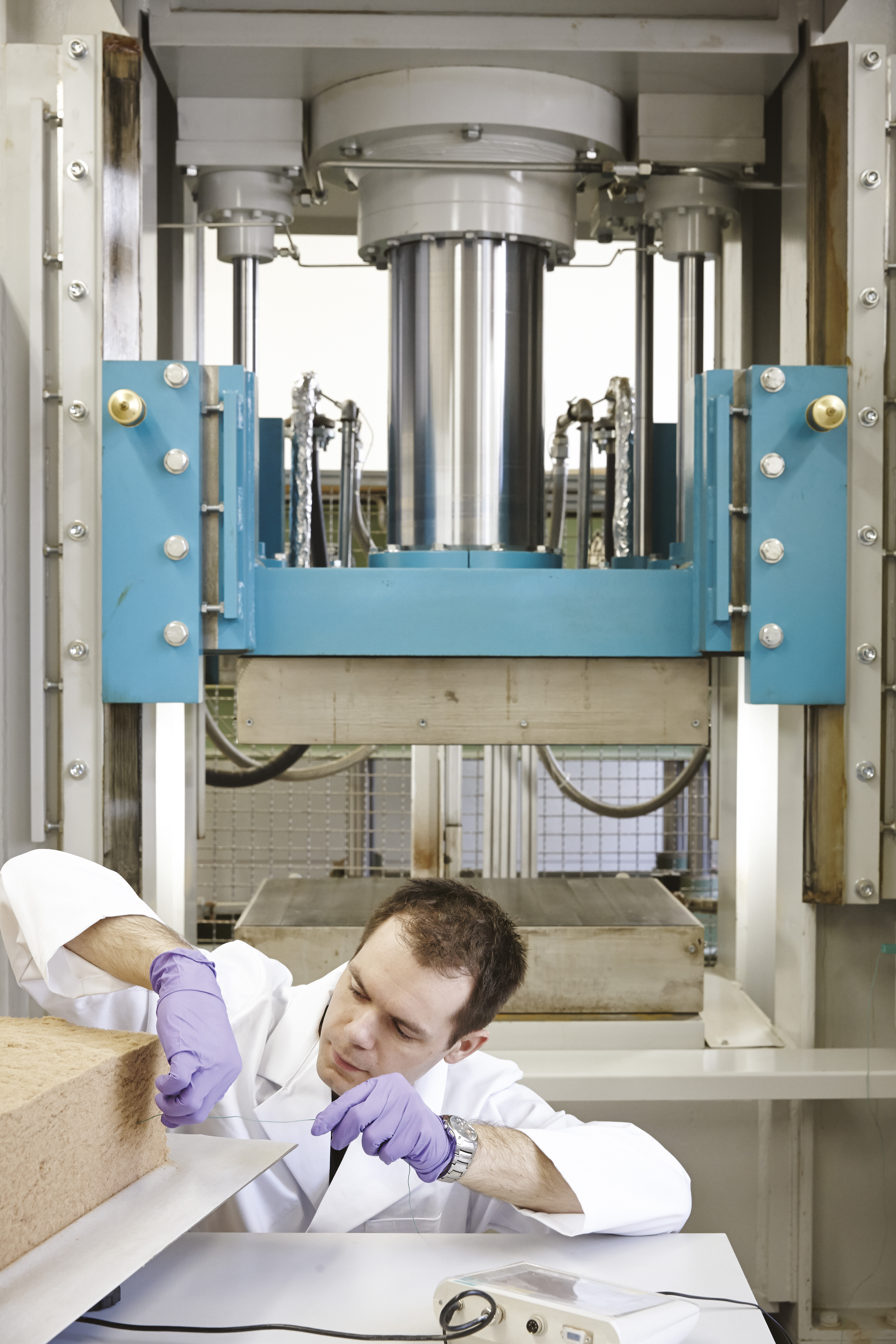 Les fibres de bois font l’objet de toutes les attentions dans le laboratoire de production des panneaux dérivés du bois.