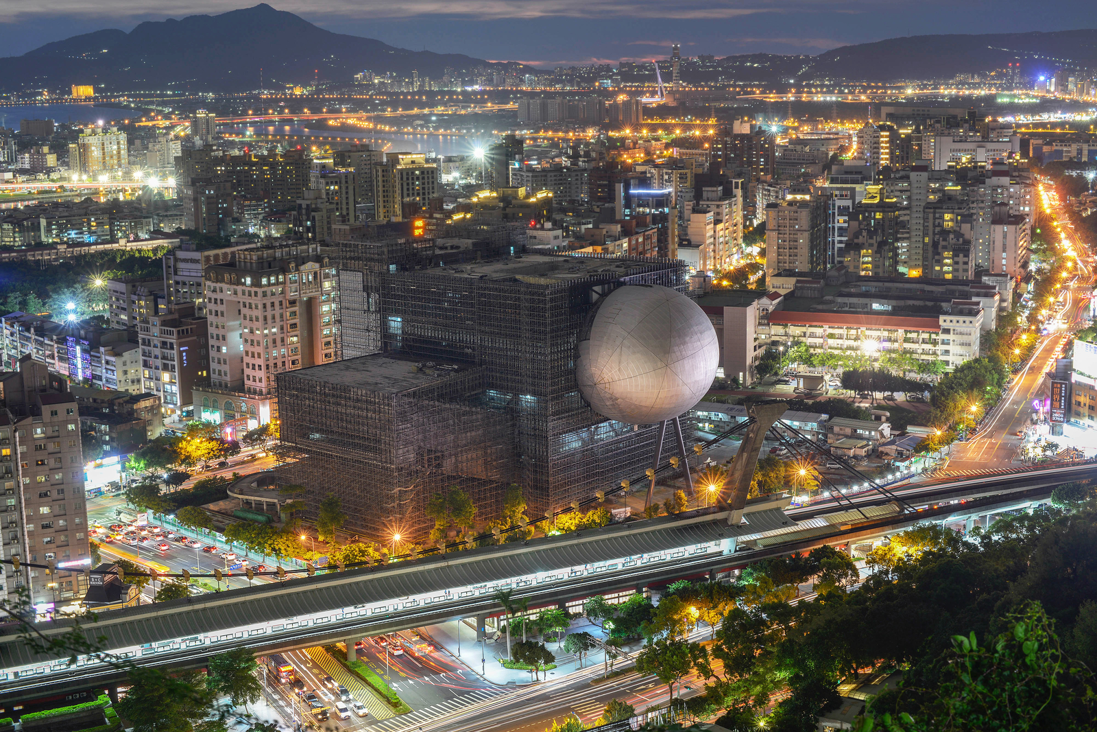 Vue aérienne nocturne depuis le nord-ouest