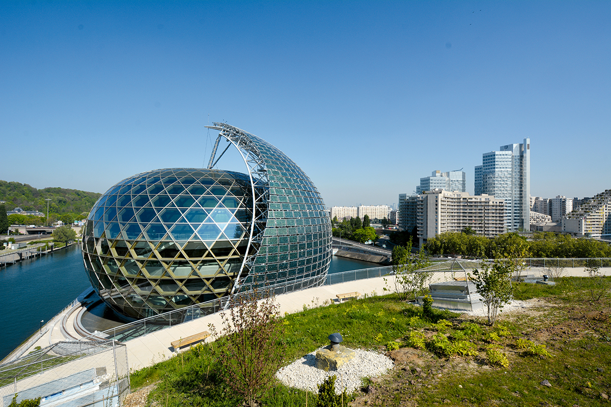Das Auditorium vom noch spärlich bewachsenen Dachgarten aus betrachtet.