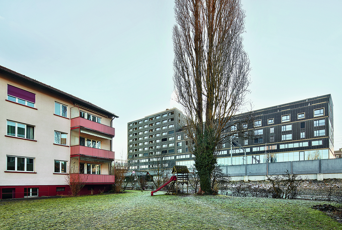 Welten prallen aufeinander. Nördlich der Bahnlinie stehen Mehrfamilienhäuser, wie sie für das ganze Mittelland typisch sind; auf der anderen Seite der Gleise führt das Zentrum Europa­platz einen völlig anderen Massstab ein.