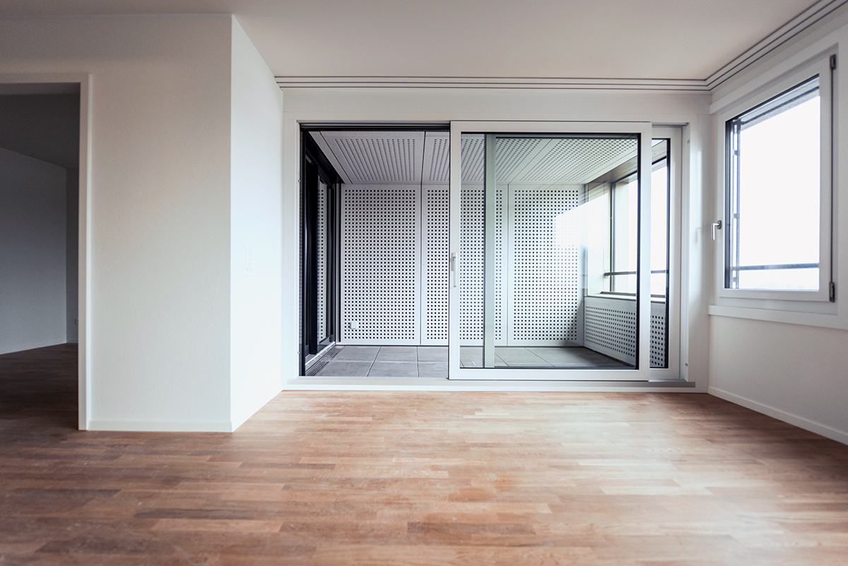 Die quer gestellten Loggien bringen Licht und schlucken Schall.