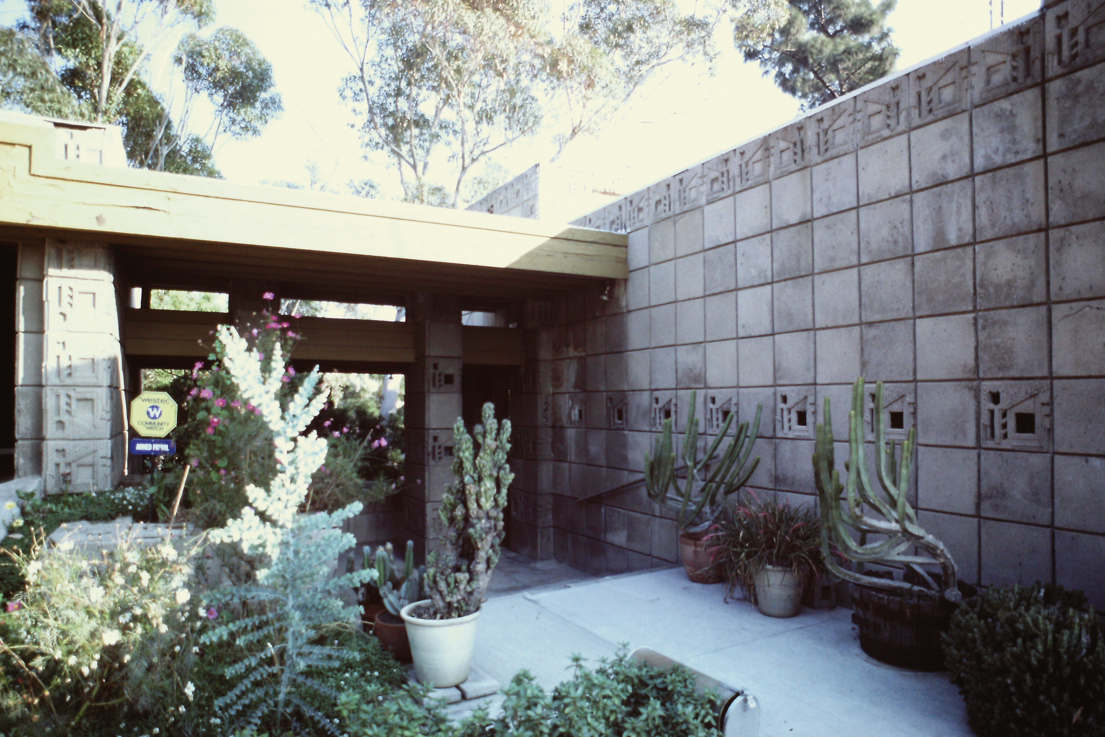 Carnet Amérique Dimanche 1er février 1987 « Retourné à Los Feliz, emprunté jusqu’à son extrémité O, pris Franklin, passé la 10, poursuivi jusqu’à Hillcrest, pour voir la Freeman House, FLW, 1924, dont on perçoit tout juste le profil sud, en plus de la façade N et du garage : même système de plaques d’un pied de côté, avec un autre dessin et de petits trous pour observer les intrus. » Freeman House, Frank Lloyd Wright, 1924