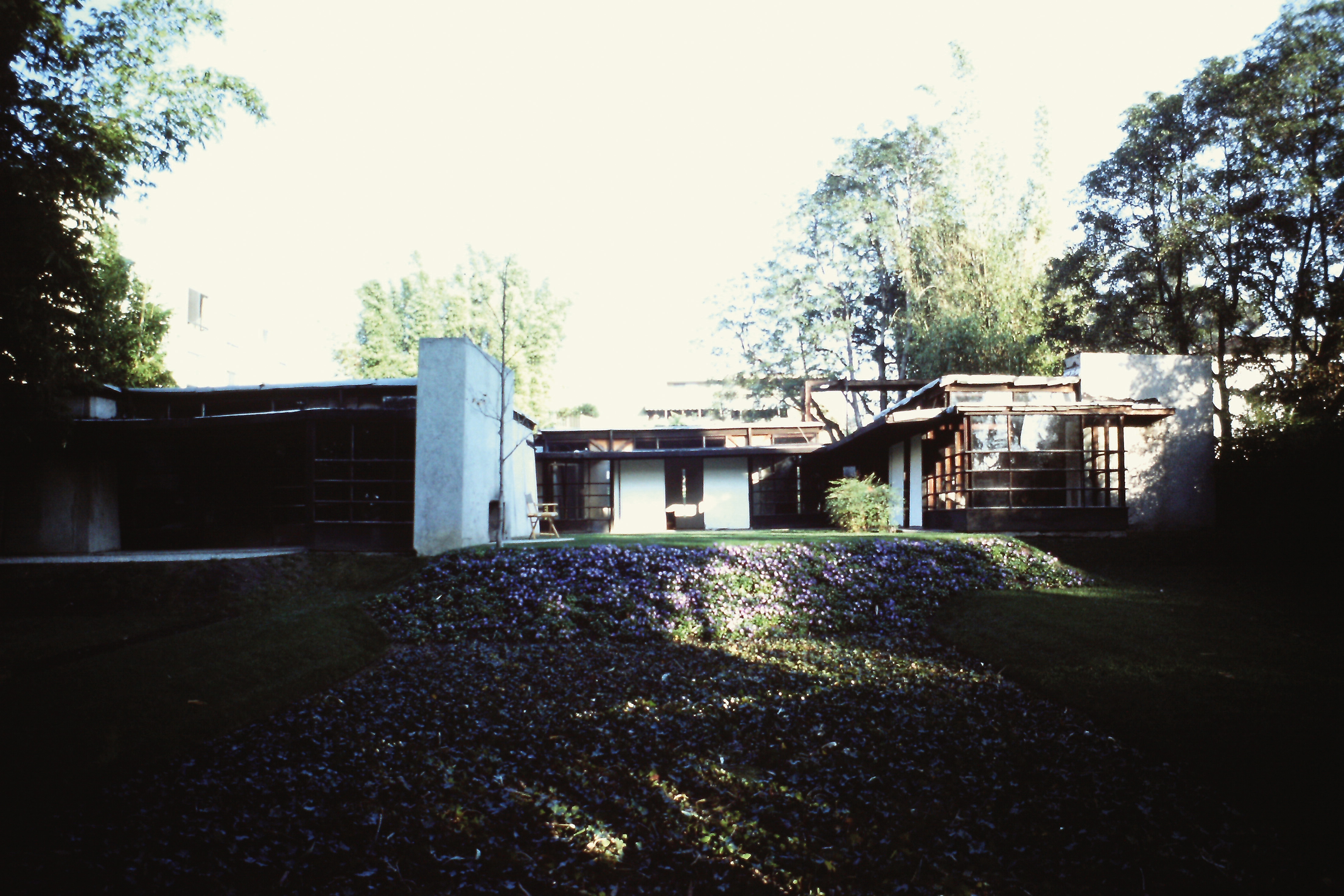 Carnet Amérique Dimanche 1er février 1987 « Enfin, redescendant jusqu’à Santa Monica par Laurel, rejoint Kings Road pour voir la Schindler House, de Schindler, 1921. Double déception, ou triple même : elle est entourée de blocs d’immeubles, c’est une semi-ruine, elle est mal construite. Le plus intéressant, c’est le développement des rapports entre espace couverts et ‹ patios ›. Un mur de ciment enveloppe la maison du côté extérieur, tandis qu’elle est ouverte presque entièrement