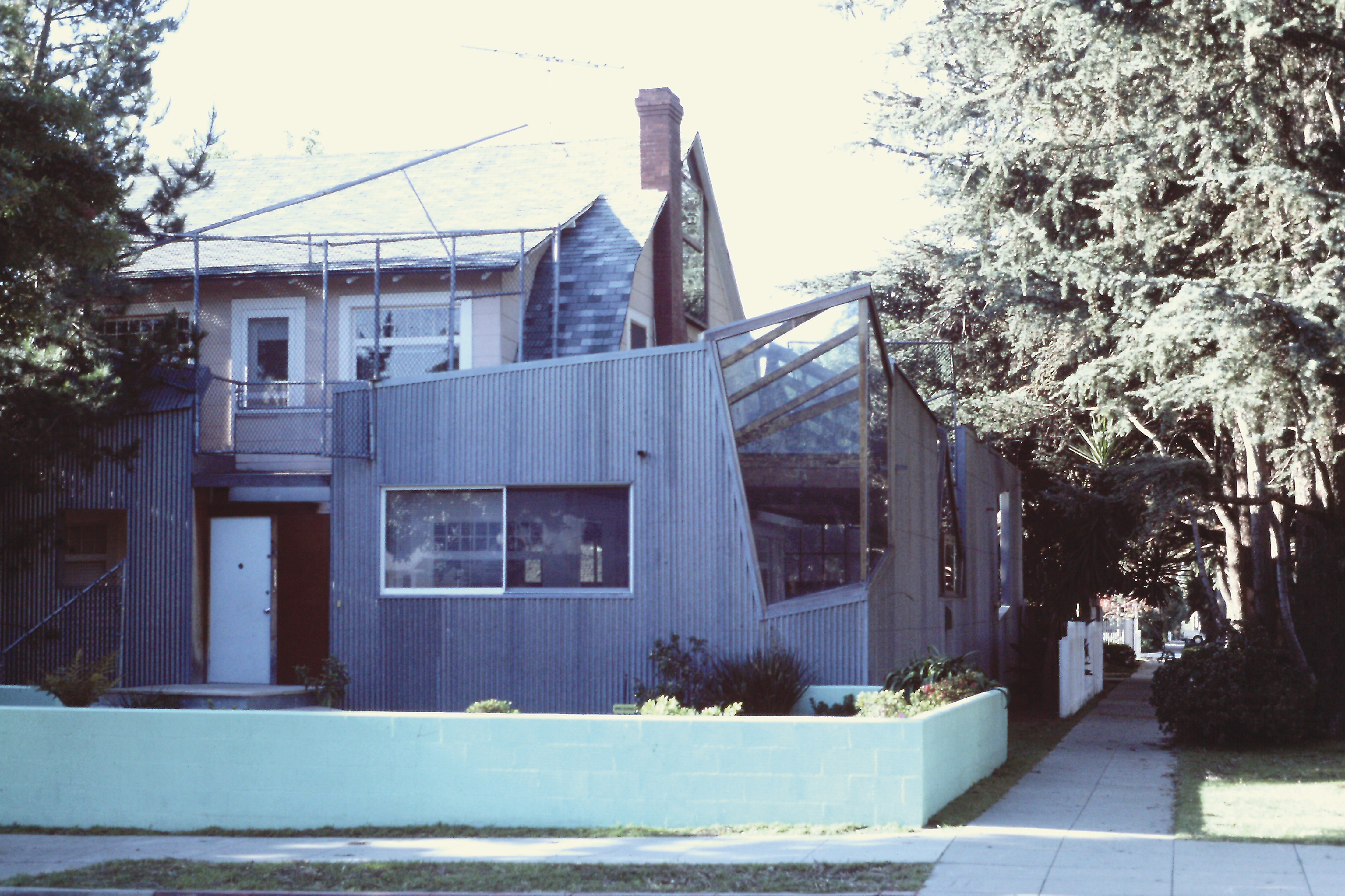 Carnet Amérique Jeudi 9 janvier 1987 « Trouvant bien ces panneaux de tôle ondulée qui découpent l’espace entre maison et rue. A mon sens, plus approprié à un pavillon d’exposition qu’à une demeure. Sans compter l’aspect exhibitionniste du sieur Gehry. Voir si les discours enthousiastes (cf. Zevi sur l’Aerospace museum) notent ce trait. Architecture provocatrice ou mépris de l’architecture ? (‹ on ne peut habiter si séculairement une crise de nerfs › disait à peu près Jules Romain