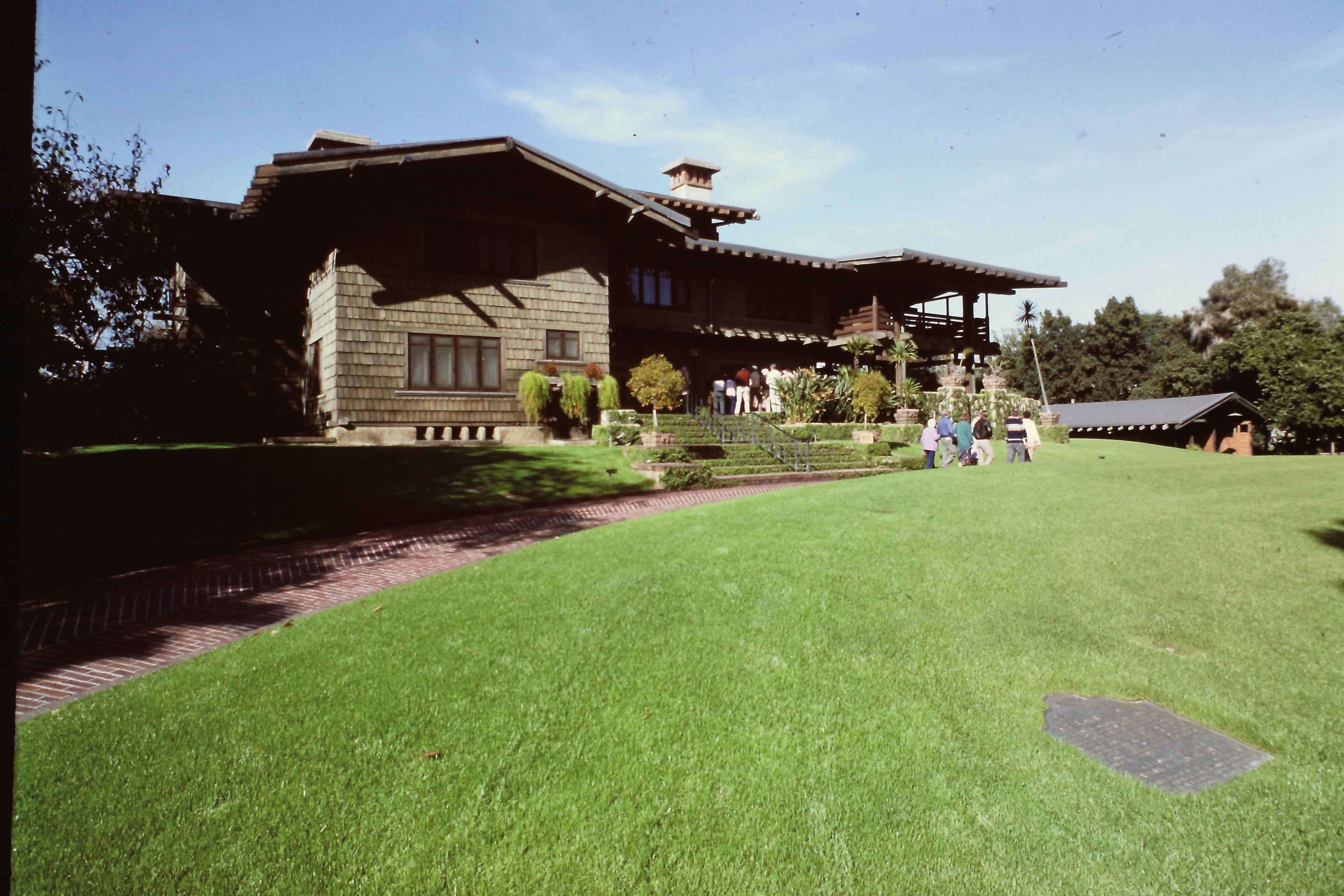 Carnet Amérique Jeudi 9 janvier 1987 « Puis à Pasadena pour voir la Gamble House de Greene &amp; Greene, 1908. Qu’une œuvre soignée jusqu’au dernier clou, à la dernière cheville plutôt, puisse paraître ici au début du siècle me stupéfie. Qu’était alors LA sur le plan culturel ? Comment concilier le soin maniaque du détail à l’esprit pionnier ? » « Californien toujours (ou bien ‹ moderne › ?), la juxtaposition de revêtements en bardeaux et de surfaces très contrôlées. Le corps EO
