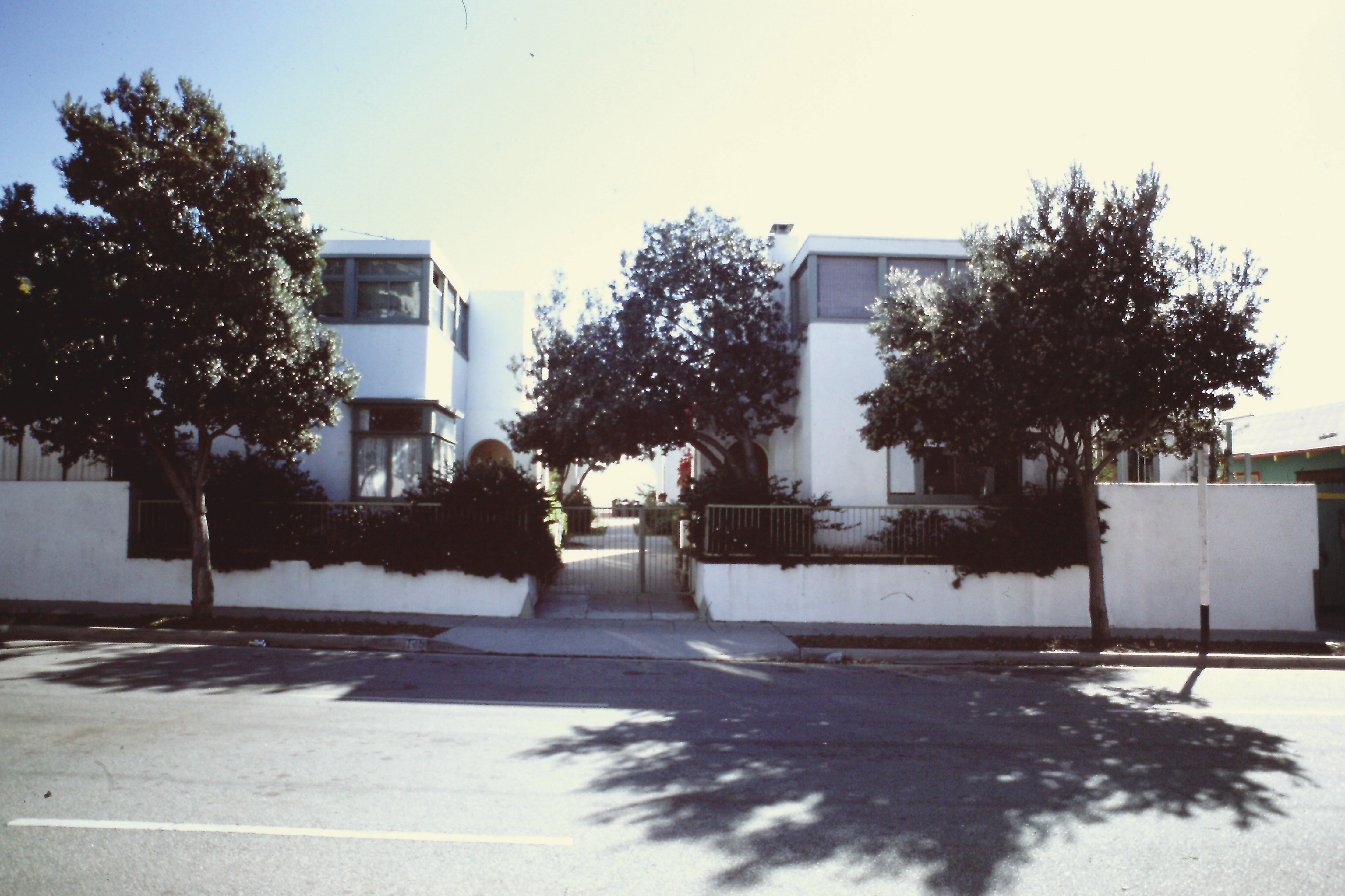 Carnet Amérique Dimanche 23 novembre 1987 « Organisation introvertie intéressante qui n’a rien d’européen, elle (Horatio West Court) : tout donne sur la ruelle centrale en cul-de-sac, articulée d’une foule de saillants et de rentrants. Beaucoup de traits sont simplement wrightiens : les petites fenêtres en bandeau sous le toit, les fenêtres sur l’angle, au rez, protégées par une tablette, la fenêtre ‹ de Chicago › dans certaines faces NO ; les arcades hispanisantes marquent les entrée