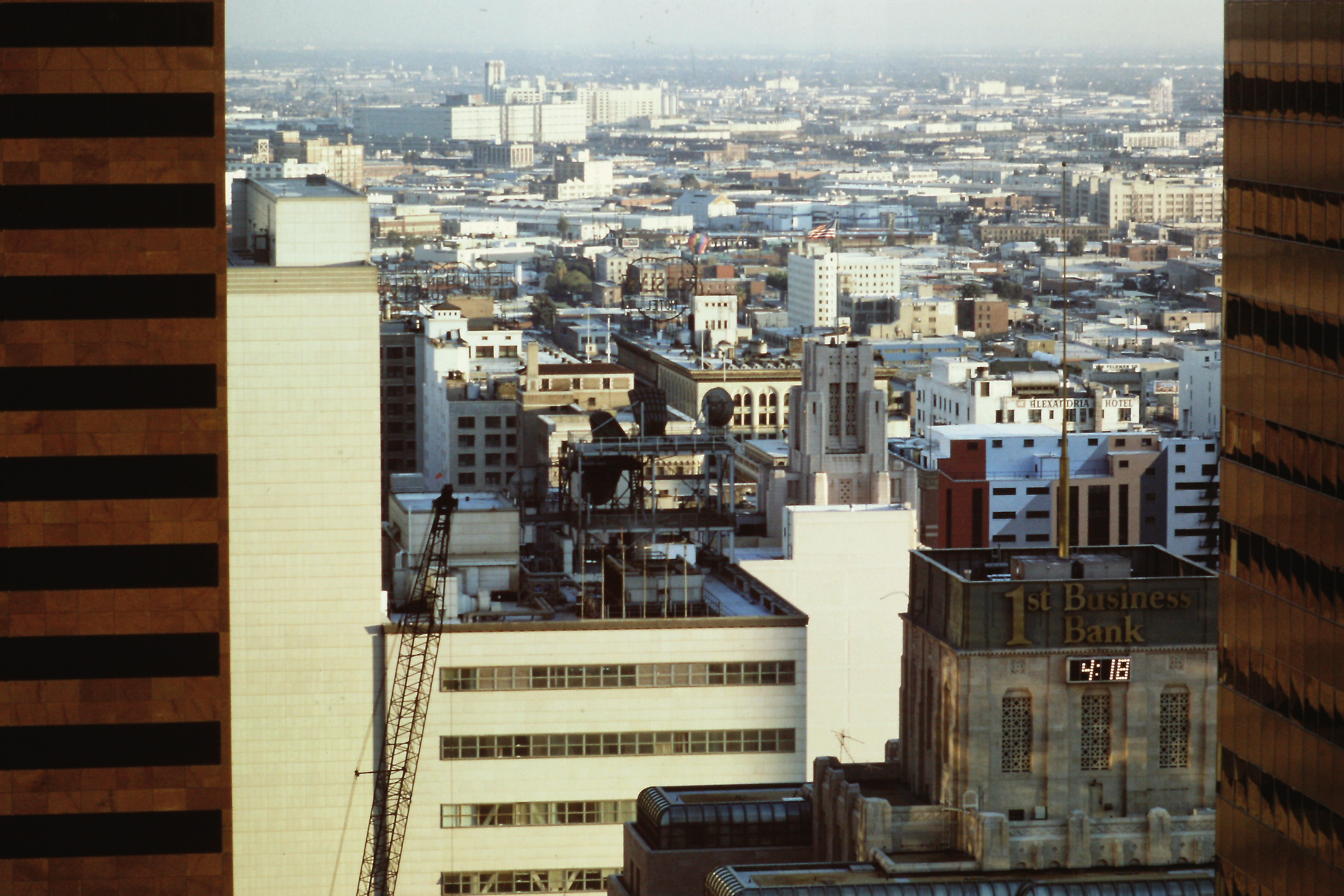 Carnet Amérique Dimanche 23 novembre 1987 « LA Downtown : rien dans Banham, pas de cartes postales. Downtown n’existe pas. Ou bien ils en ont honte parce que le quartier est ‹ mal habité ›, ou bien ils l’effacent parce qu’il ne correspond pas à l’image d’une ville pavillonnaire. Censuré ou refoulé ? (Refoulé, je crois). » LA, Downtown
