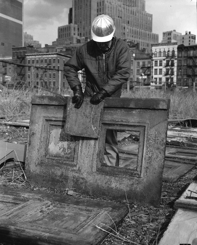 Démontage, nettoyage et protection contre la rouille des pièces métalliques de la façade du Laing building à New York dans les années 1970 (image Bibliothèque du Congrès)