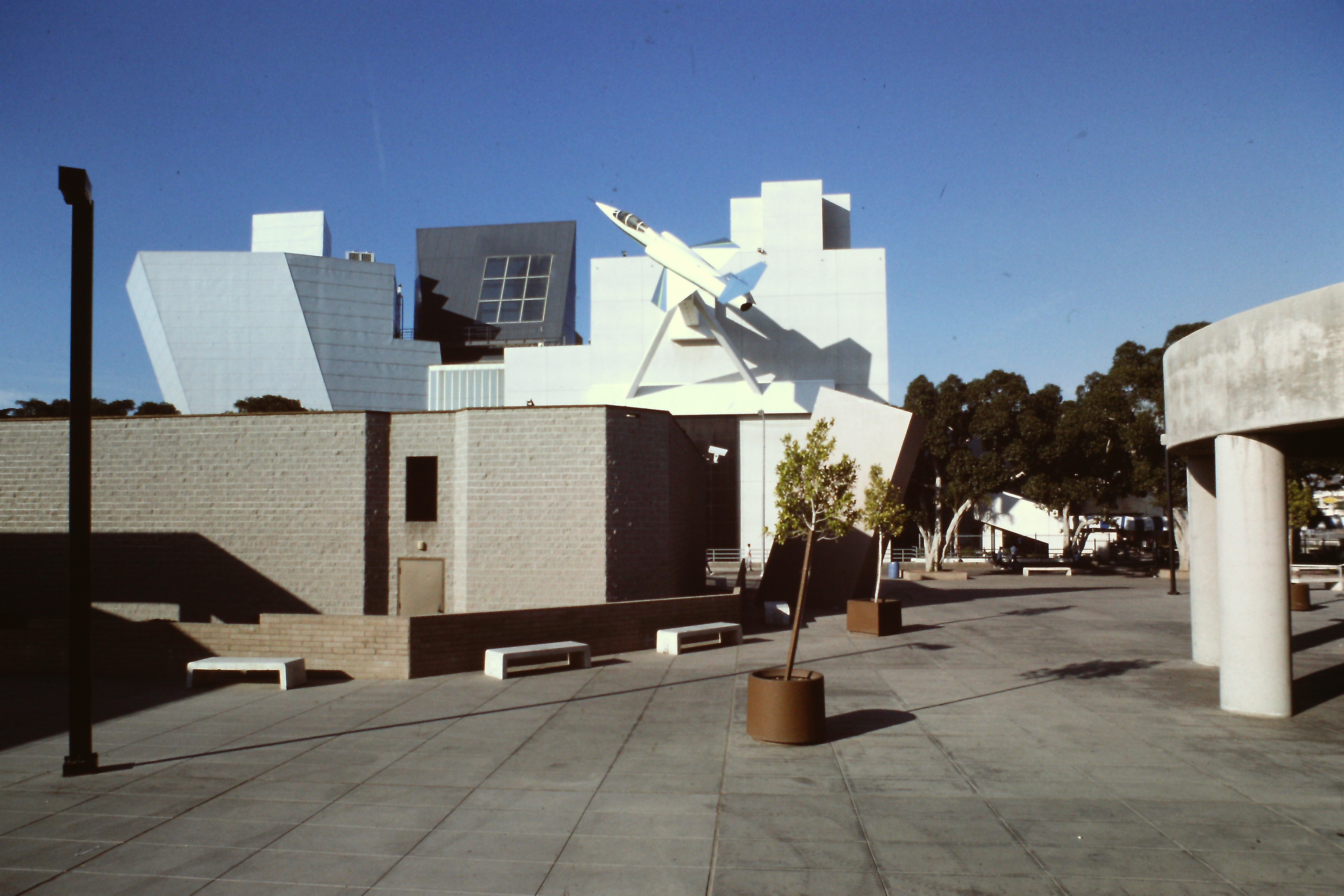Areospace Museum, Los Angeles, Frank Gehry, 1984 Diapositive André Corboz