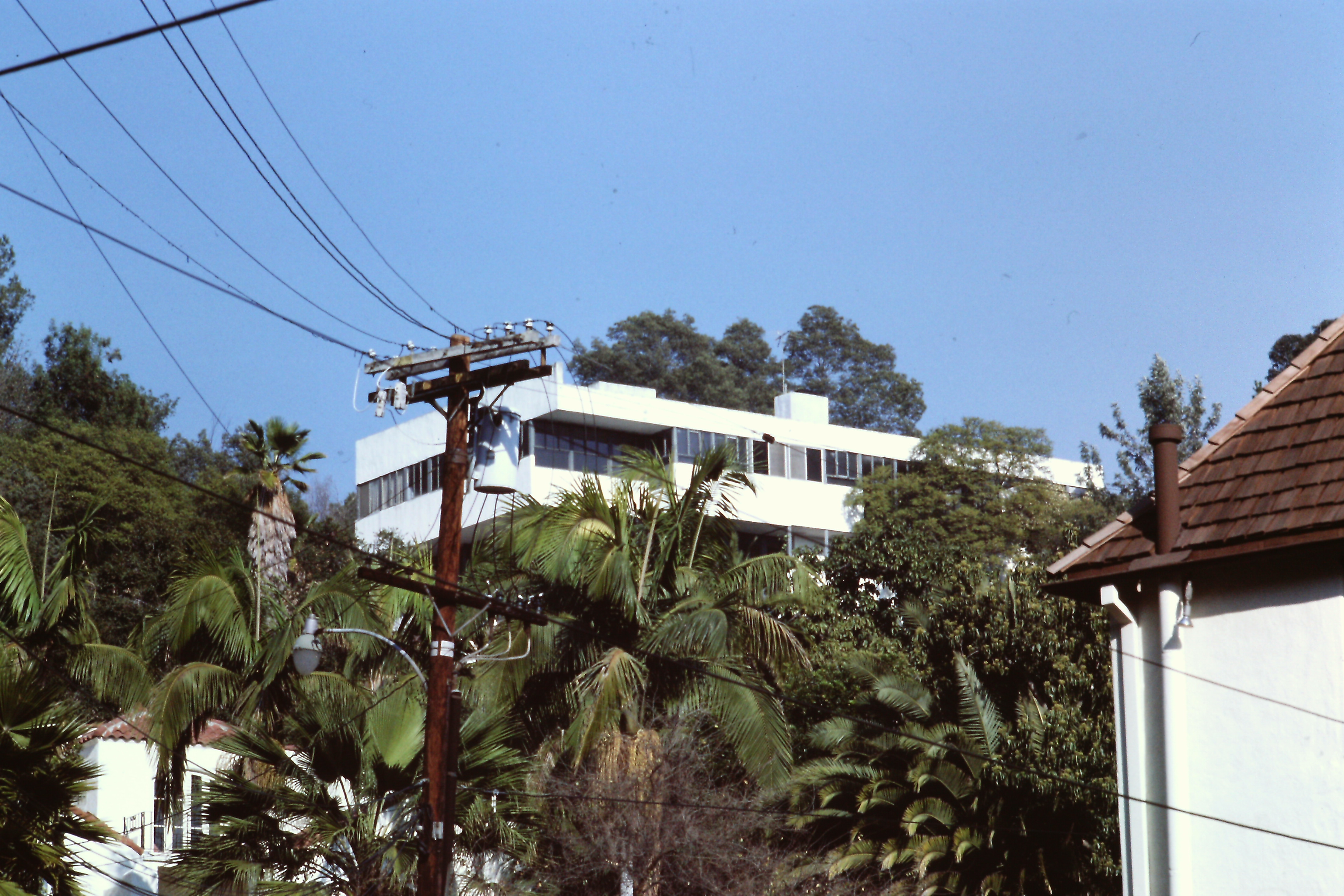 Carnet Amérique Dimanche 1er février 1987 « Redescendus à Los Feliz, continué vers l’E jusqu’à Commonwealth, puis d’abord Cromwell, puis Inverness pour avoir une vue d’en bas, puis revenus à Commonwealth, pris la boucle O de Dundee Drive jusqu’au bout pour revoir, blanche, la Lovell House de Neutra, 1929. Qui reste l’un des textes de base de l’architecture moderne ; on ne peut que rêver devant le spectacle » Lovell House, Richard Neutra, 1929