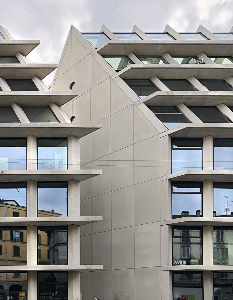 Links das Gebäude der Fondazione Giangiacomo Feltrinelli, rechts das von Microsoft Italia gemietete Gebäude. Die Architektur bei beiden stammt von Herzog &amp; de Meuron.