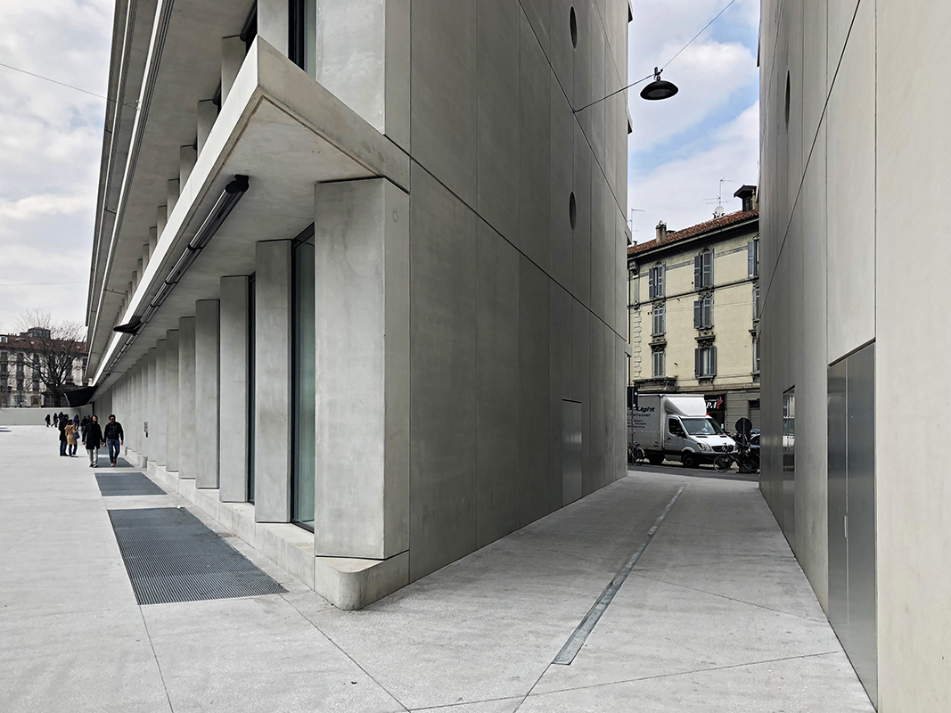 Der Durchgang führt auf die Rückseite der Gebäude, wo bald Bäume Schatten spenden werden.