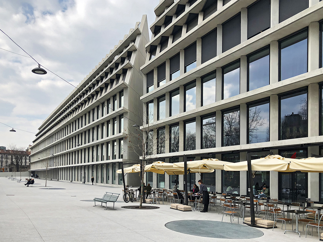 Das zur Fondazione Feltrinelli gehörende Café ist an einem kühlen Märztag nur spärlich besucht. Im Erdgeschoss befindet sich auch eine Buchhandlung.