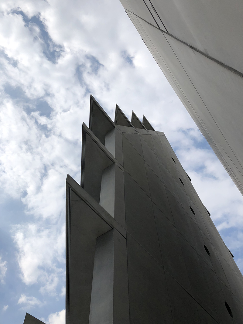 Mit den spitz zulaufenden Gesimsen und der abgeschrägten Längsseiten scheint der Bau die Perspektive zu sprengen.