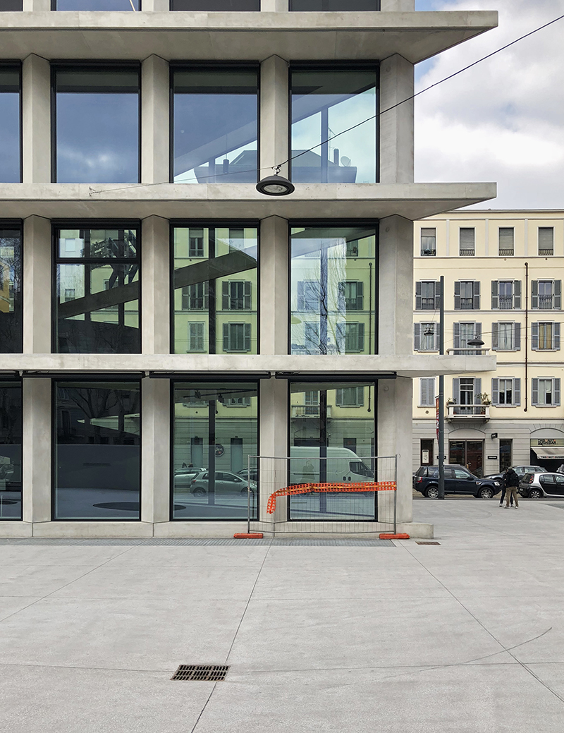 Durchsichten und Spiegelungen binden die Gebäude optisch in ihre Umgebung ein.