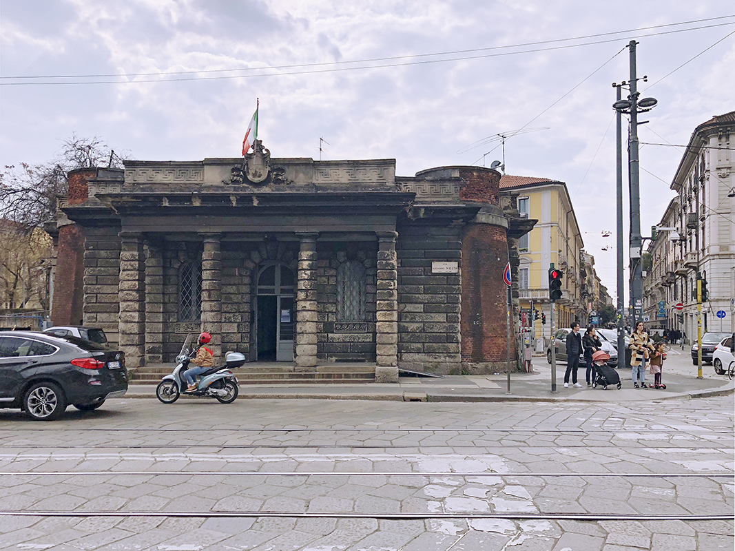 Der westliche Teil der Porta Volta, dahinter die Via Paolo Sarpi.