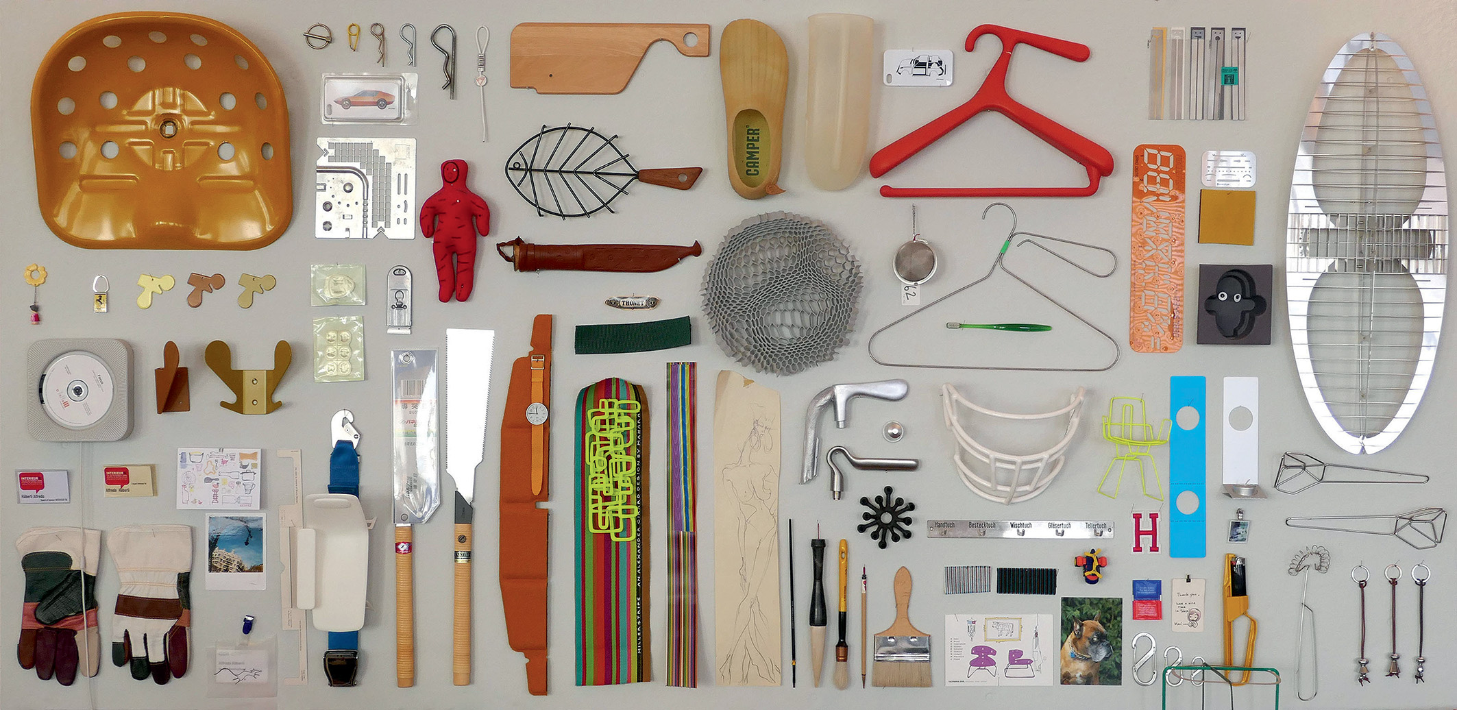 Uno dei pannelli appesi nello studio di Häberli, contenenti collezioni di oggetti anonimi e d’autore che ispirano i suoi progetti. Tra questi, in alto a sinistra, anche il sedile del Mezzadro di Castiglioni.