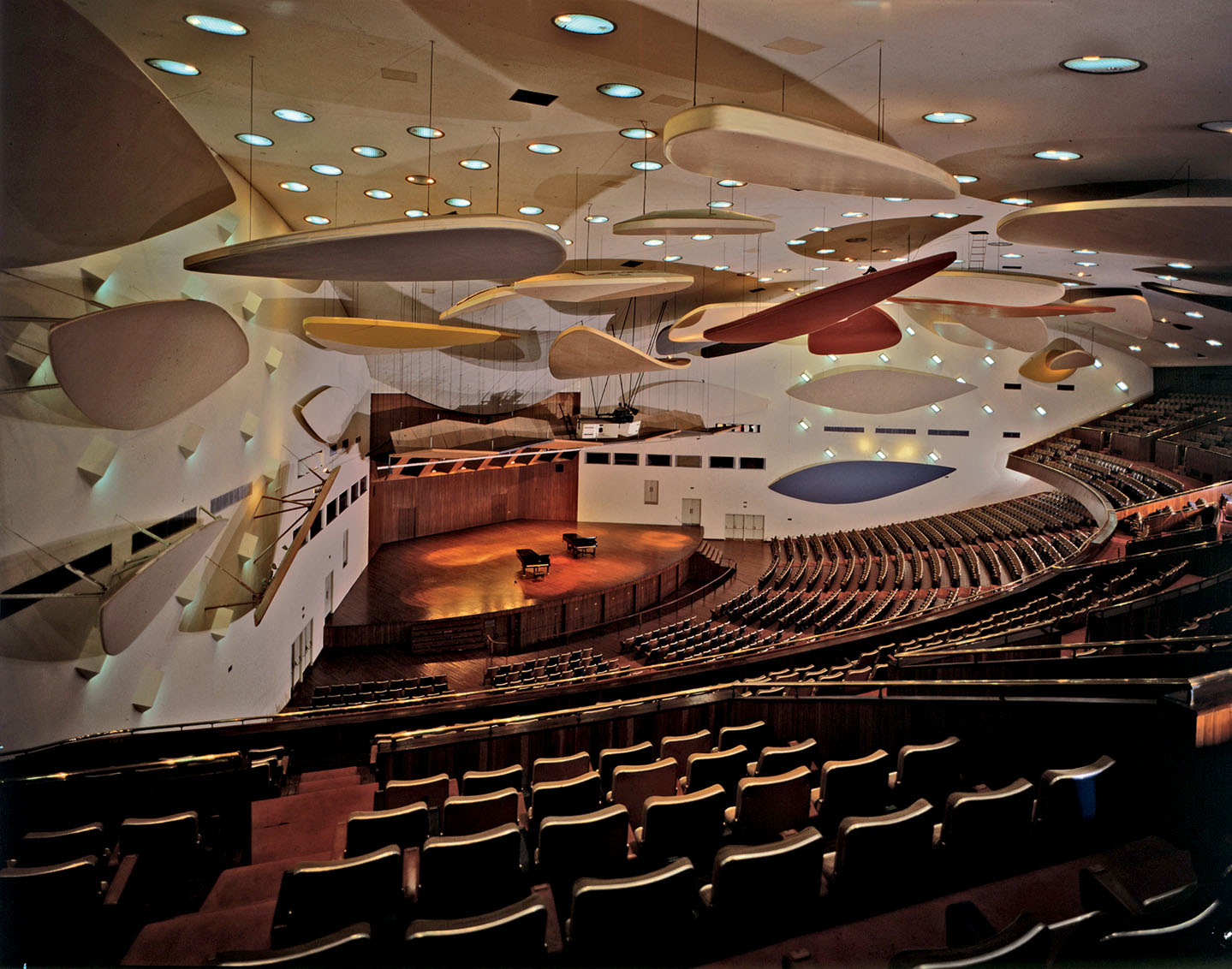 Carlos Raul Villanueva, Aula Magna del campus universitario di Caracas 1953. Acustica Bolt, Beranek &amp; Newman Inc., con la collaborazione di Alexander Calder.