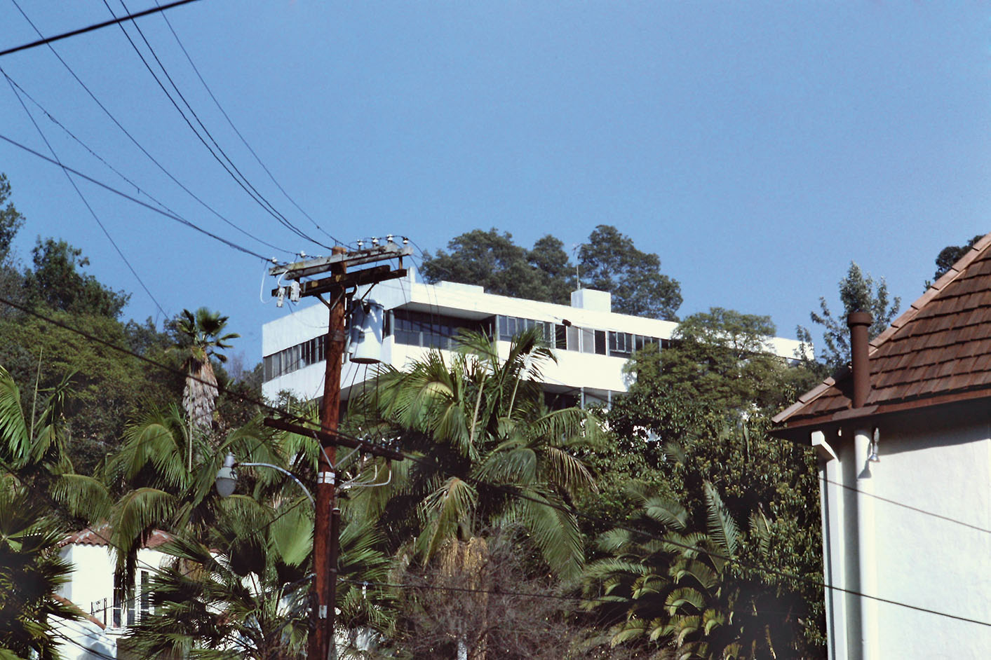 Richard Neutra, Lovell House 1929. Carnet Amérique, p. 148. Domenica 1 febbraio 1987. «Redescendus à Los Feliz, continué vers l’E jusqu’à Commonwealth, puis d’abord Cromwell, puis Inverness pour avoir une vue d’en bas, puis revenus à Commonwealth, pris la boucle O de Dundee Drive jusqu’au bout pour revoir, blanche, la Lovell House de Neutra, 1929. Qui reste l’un des textes de base de l’architecture moderne; on ne peut que rêver devant le spectacle ».