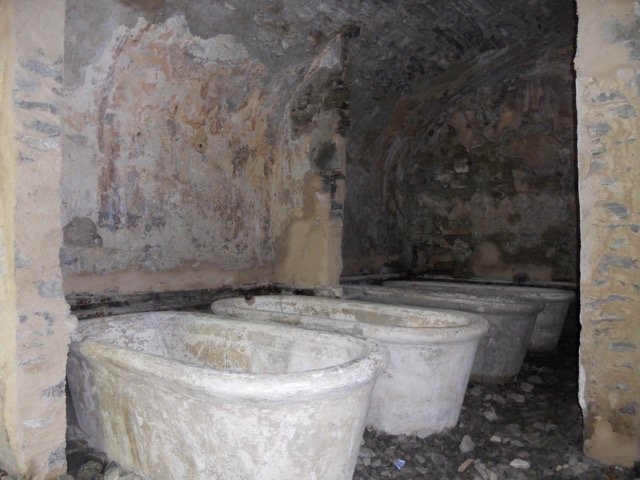 Historische Wannen des ehemaligen Heilbads.