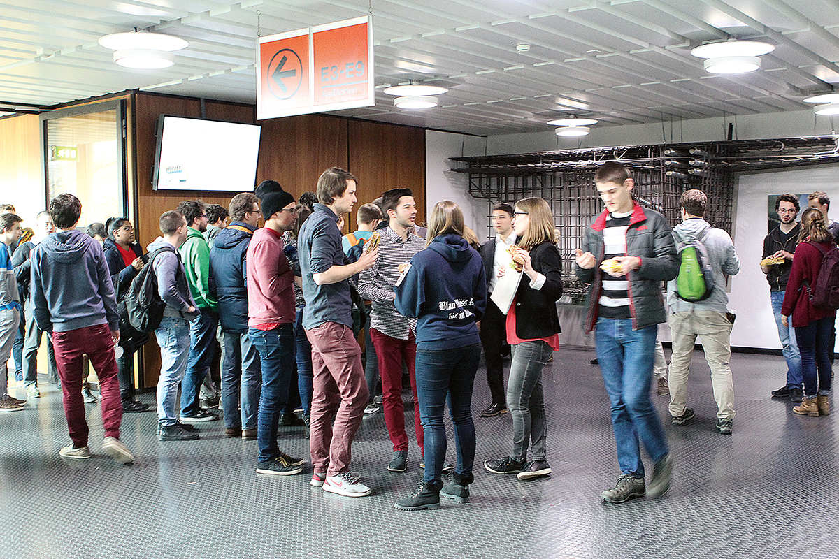 Im Anschluss an das Referat konnten sich die Studierenden beim Lunch austauschen.