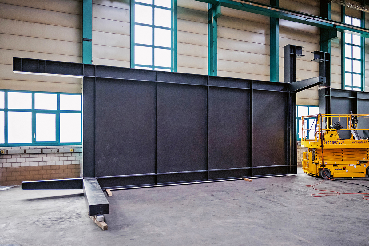 Eins der beiden Stahl-Seitenteile vor dem Einbau. Deutlich sind hier die verschiedenen Profile und Stahlbleche zu erkennen, aus denen sich das Bauelement zusammensetzt.