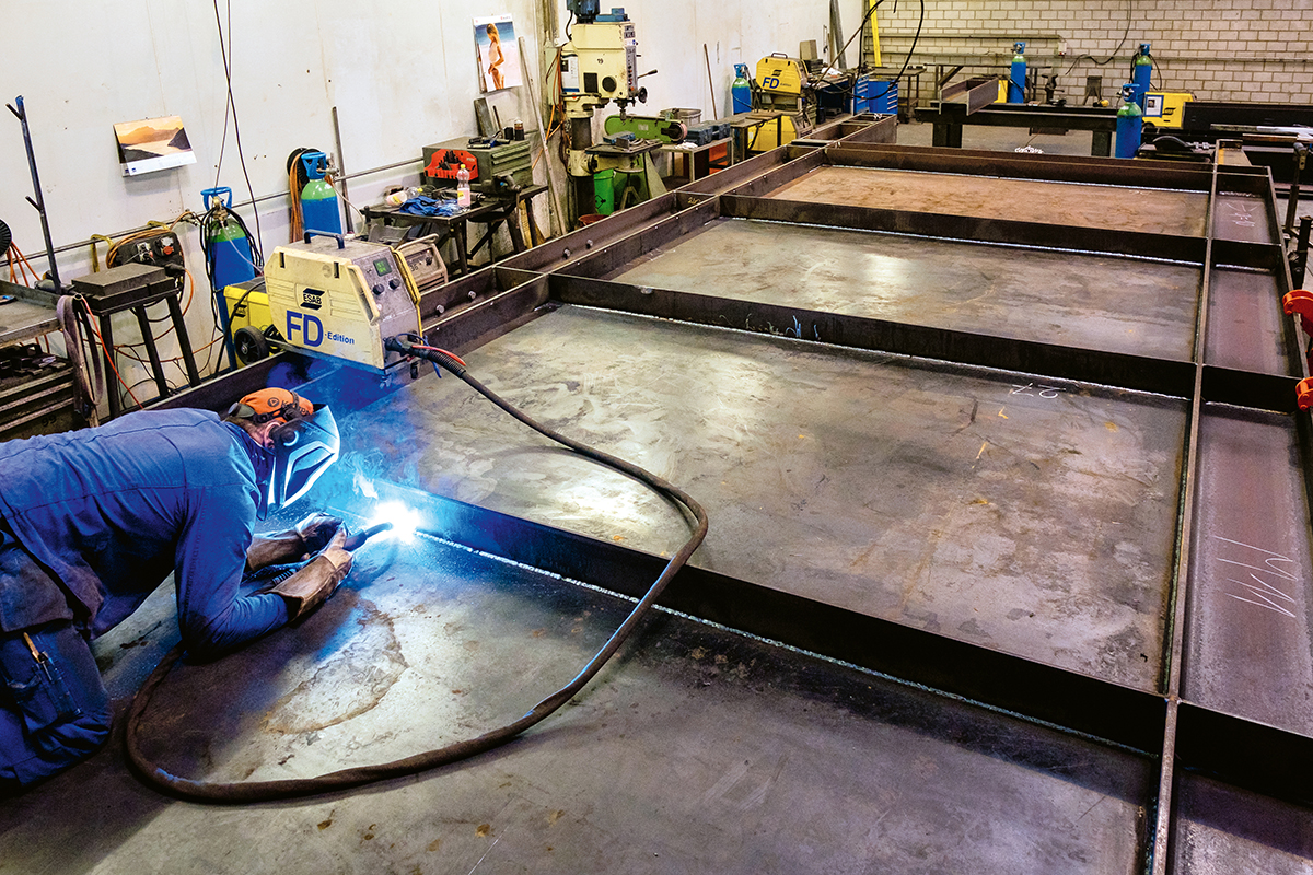 Schweissarbeiten bei der Vormontage der Stahlwangen.