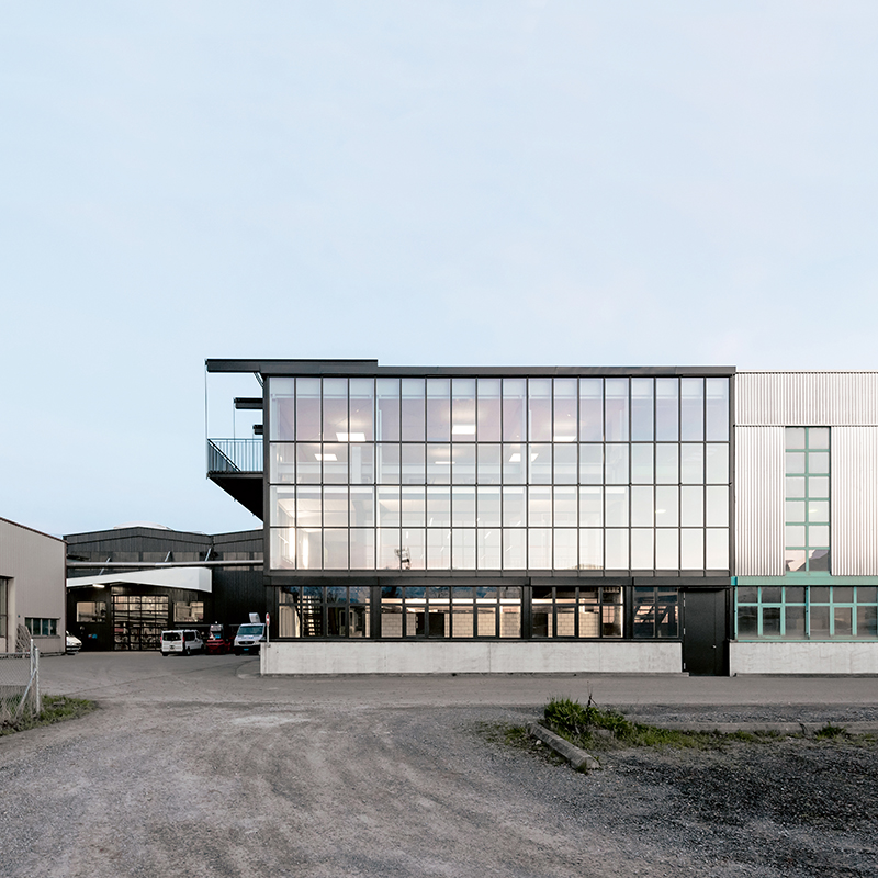 Der Umbau wertete die Fassade in der betroffenen Gebäudeecke optisch auf. Transparent, mit einem Balkon versehen und als Pfosten-Riegel-Konstruktion ausgeführt, korrespondiert sie mit dem Rhythmus des Bestands.