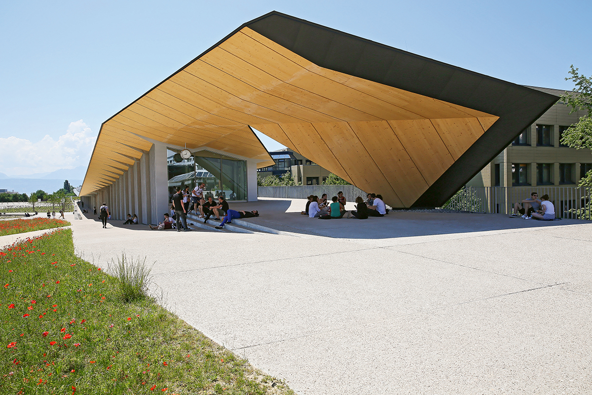 Das ArtLab: Die Silhouette des Firsts setzt sich im fernen Gebirge fort.