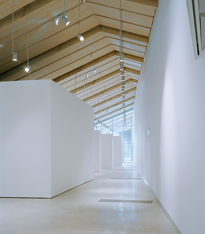 Auch von innen sind die Rahmen der Konstruktion sichtbar.