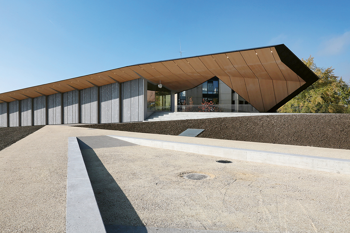 An der Gebäudehülle zeichnet sich das Relief der Tragkonstruktion ab.