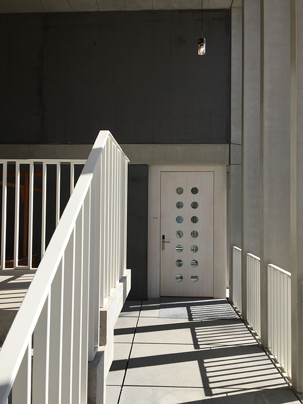 Die neuen Türen mit Bullaugen oder einem ganzen Netz an kleinen runden Fenstern lassen an die französische Moderne eines Pierre Chareau denken.